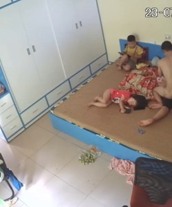 Được lắm anh trai con còn thức mà dám đè vợ ra nện